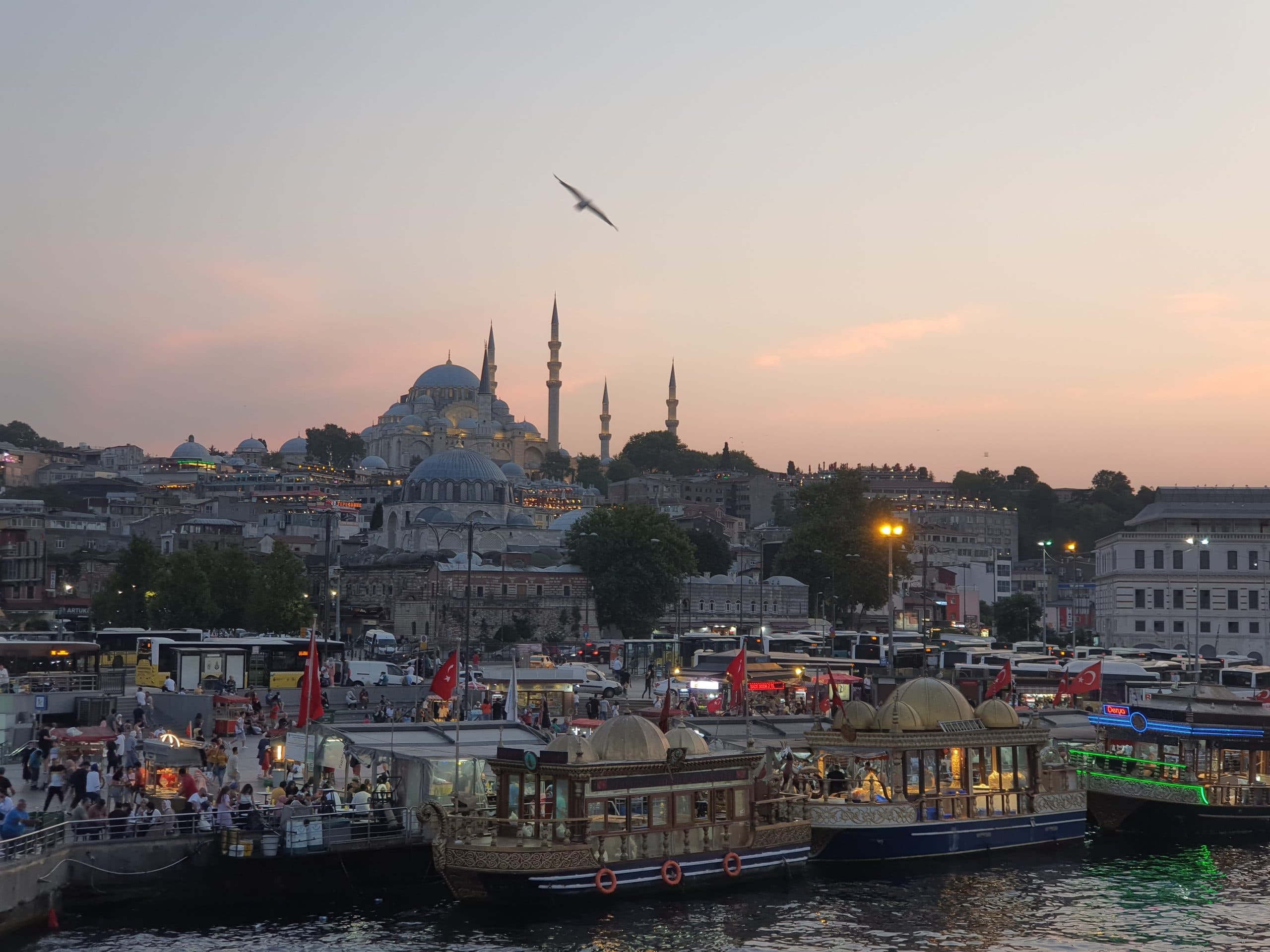 Istanbulda-gezilmesi-ve-gorulmesi-gereken-yerler-eminonu